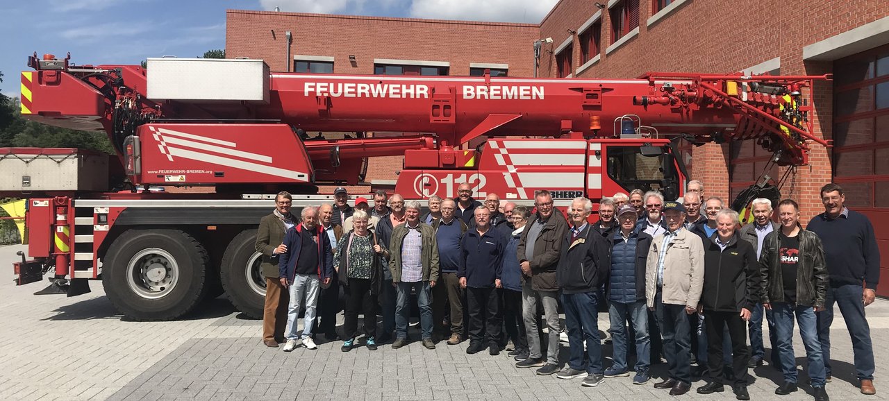 Gruppenfoto vor Drehleiter